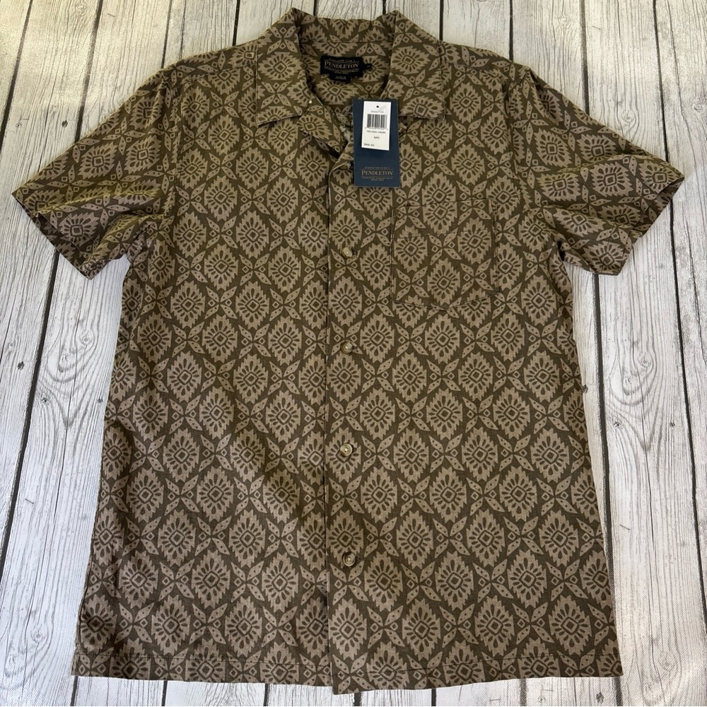 Pendleton Linen Camp Men’s M Button Down Short Sleeve Shirt Medallion Khaki NWT.